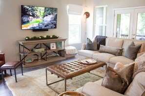 Living area - Lakefront Life on Tim's Ford Lake (Estill Springs)