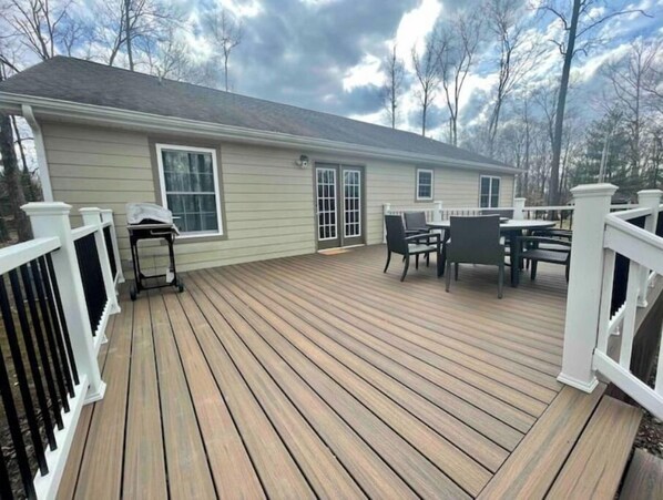 Outdoor dining - Charming Hopkins Hideaway at Tims Ford Lake (Winchester)