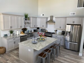 Kjøleskap, mikrobølgeovn, ovn og kokeplater