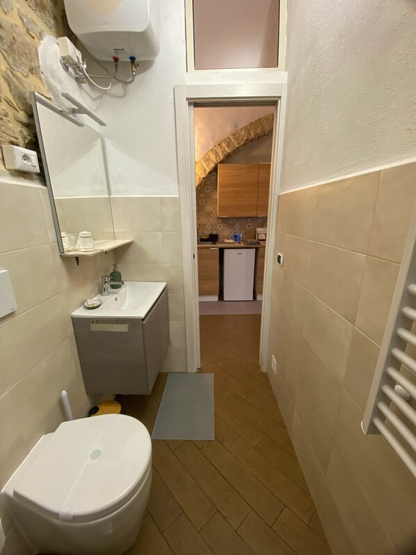 Dusche, kostenlose Toilettenartikel, Haartrockner, Hausschuhe