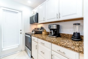 Fridge, microwave, oven, stovetop - Naples Haven – Walk to Beach & 5th Ave (Naples)