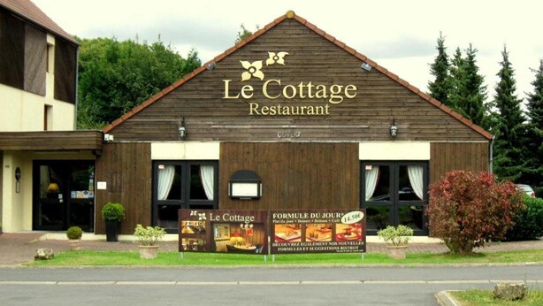 A building with a sign that reads "Le Cottage Restaurant" and a menu board advertising "FORMULE DU JOUR" for 14.50€. - Le Cottage Hotel (Bruay-la-Buissiere)