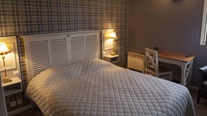 A bedroom with a bed, two bedside lamps, a desk, and a chair. - Le Cottage Hotel (Bruay-la-Buissiere)