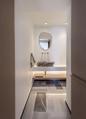 Design-huvila | Kylpyhuone | Suihku, hierova suihkupää, hiustenkuivaaja, tohvelit