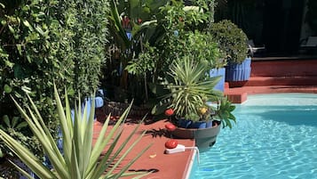 Een buitenzwembad en een verwarmd zwembad