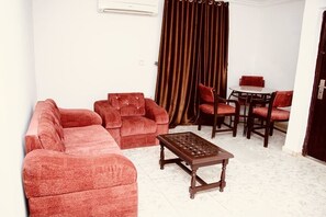 Room | Desk, laptop workspace, soundproofing, free WiFi