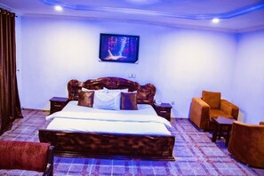 Desk, laptop workspace, soundproofing, free WiFi - E-Gold Luxury Hotel (Abuja)