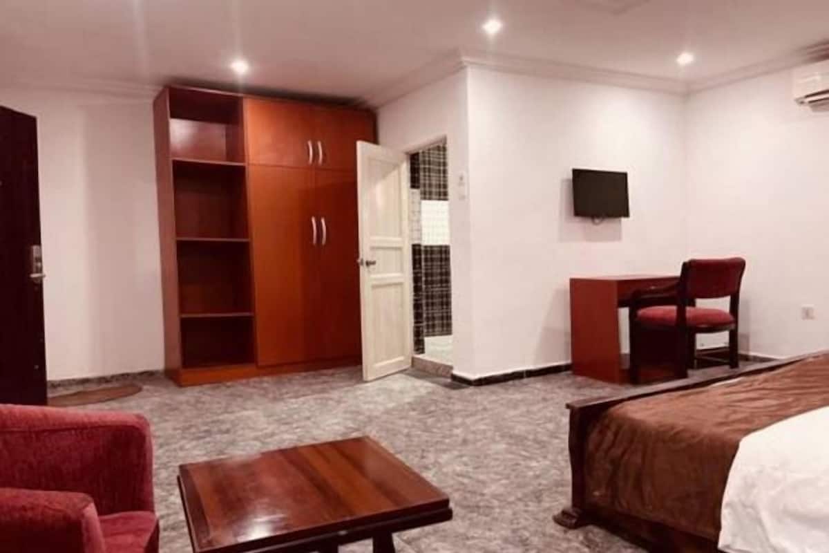 1 quarto, escrivaninha, espaço de trabalho para notebook