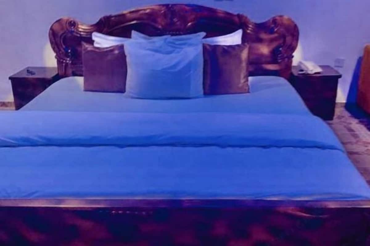 1 quarto, escrivaninha, espaço de trabalho para notebook