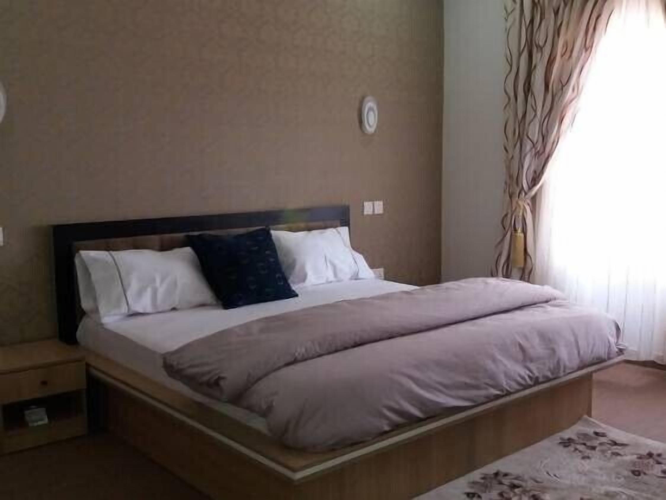 Desk, laptop workspace, soundproofing, free WiFi