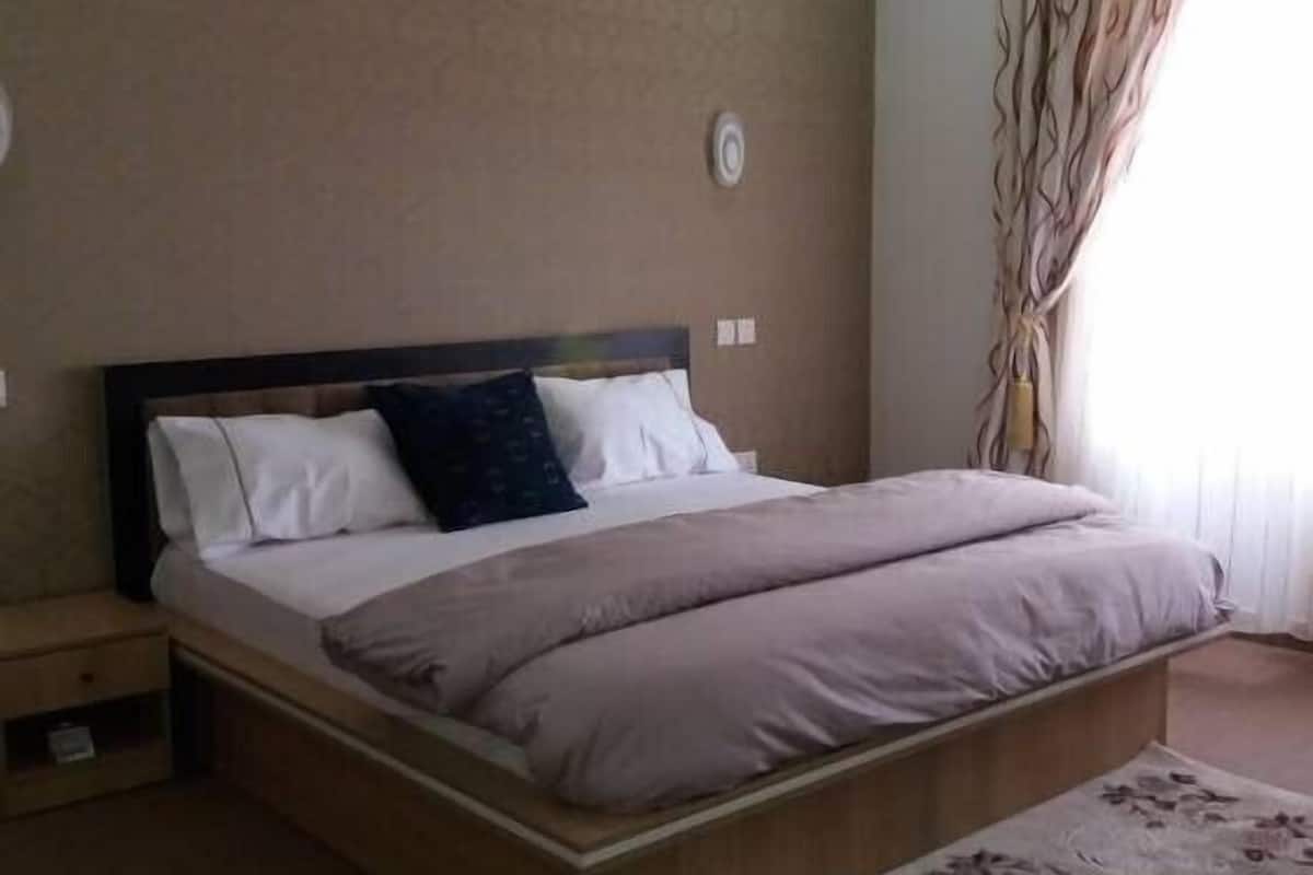 1 quarto, escrivaninha, espaço de trabalho para notebook