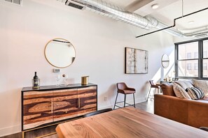 Televisión, chimenea y libros 