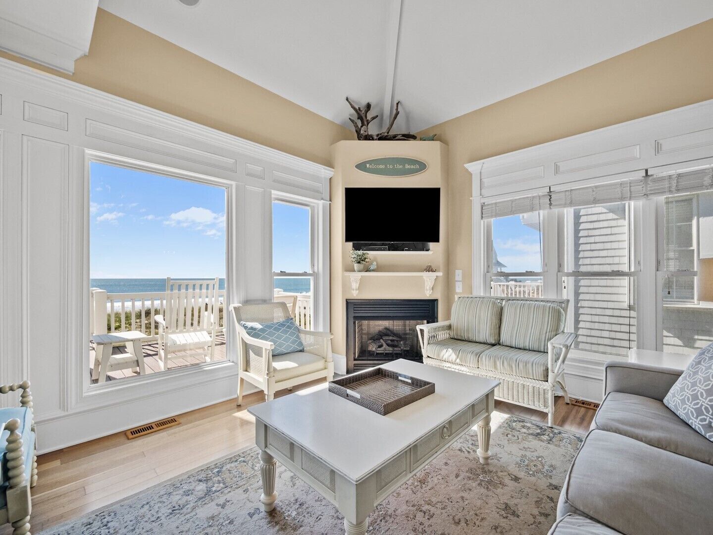 Smart-tv, een open haard, tafelvoetbal en boeken