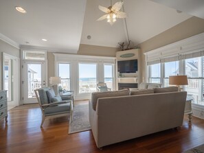 Smart TV, caminetto, tavolo da calcetto, libri