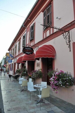 Outdoor dining - Carmen Hotel (Shkoder)