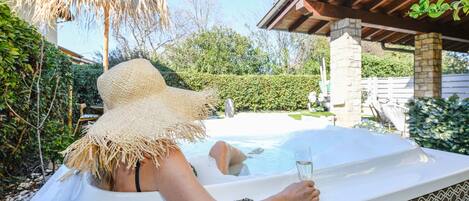 Bañera de hidromasaje al aire libre