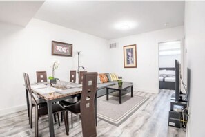 Dining - Townhouse Apartment 5 Mins From Niagara Falls (Niagara Falls)