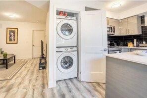 Interior - Townhouse Apartment 5 Mins From Niagara Falls (Niagara Falls)