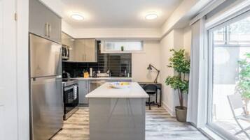 Grille-pain, batterie de cuisine, vaisselle et ustensiles