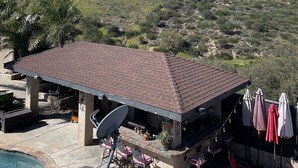 A covered outdoor area with a pool, patio furniture, and umbrellas. - SERENITY AWAITS HILL WINE Co#2 (Temecula)
