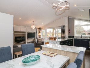 Kühlschrank, Geschirrspüler, Wasserkocher, Toaster