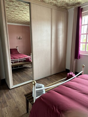 3 bedrooms, desk, soundproofing, iron/ironing board