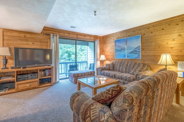 Televisión y chimenea 