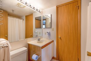 Regadera, secadora de cabello, toallas 