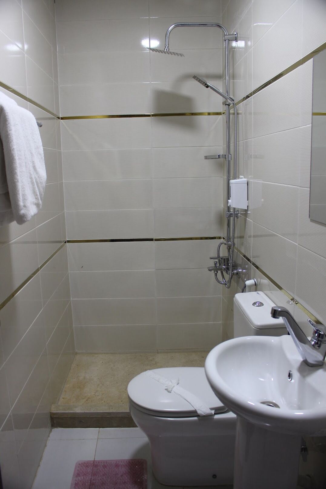 Duschwanne, Haartrockner, Bidet, Handtücher