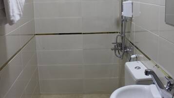 Duschwanne, Haartrockner, Bidet, Handtücher