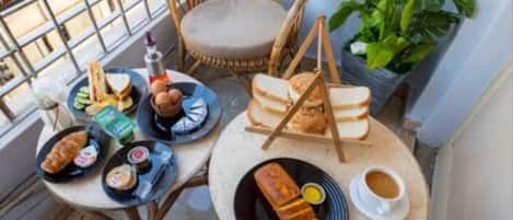 Free daily buffet breakfast