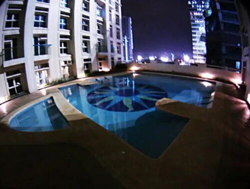 Comfy, spacious 1BR unit +balcony, wifi, Smart TV & Netflix-ready, pool, gym