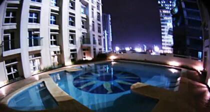 Comfy, spacious 1BR unit +balcony, wifi, Smart TV & Netflix-ready, pool, gym