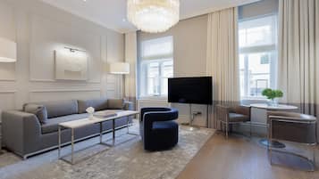 Suíte (Residential) | Área de estar | TV LED, iPad, brinquedos, monitores de computador