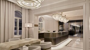 Eine luxuriöse Hotelhalle mit Empfangstresen, eleganten Kronleuchtern und einer modernen Lounge.