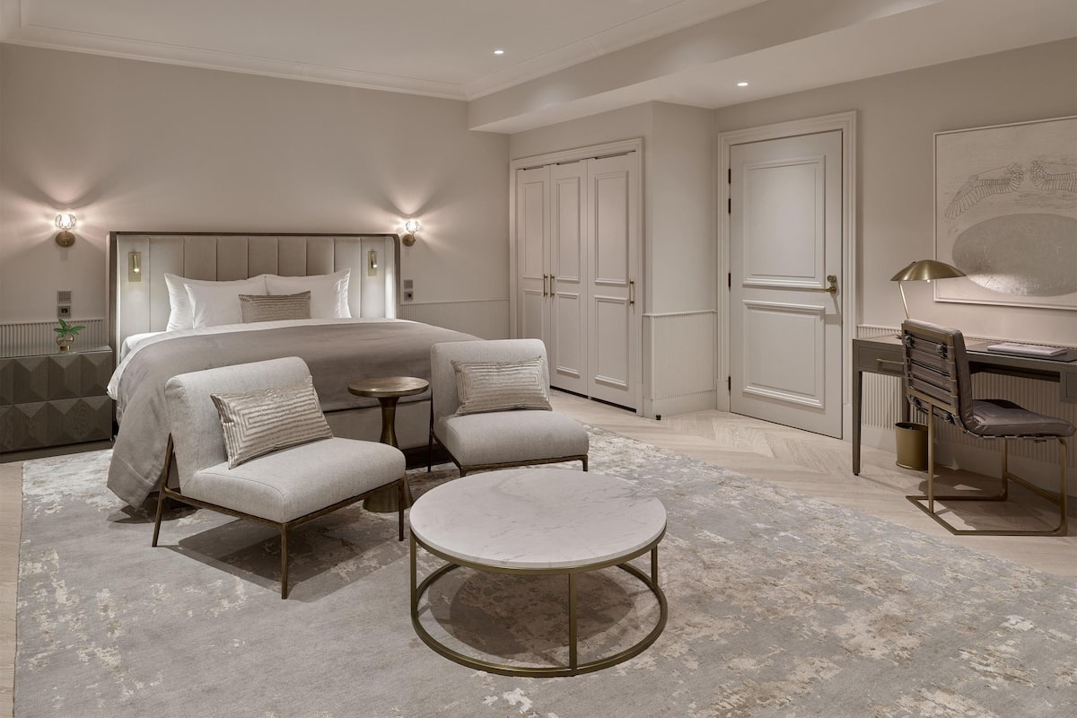 Premier Room, 1 Double Bed | Premium bedding, down comforters, minibar, in-room safe