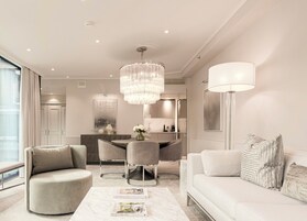 Ropa de cama de alta calidad, cubrecamas y minibar 