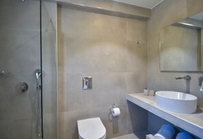 Basic Double Room | Bathroom | Shower, rainfall showerhead, hair dryer, towels - Liogerma Studios (Kefalonia)