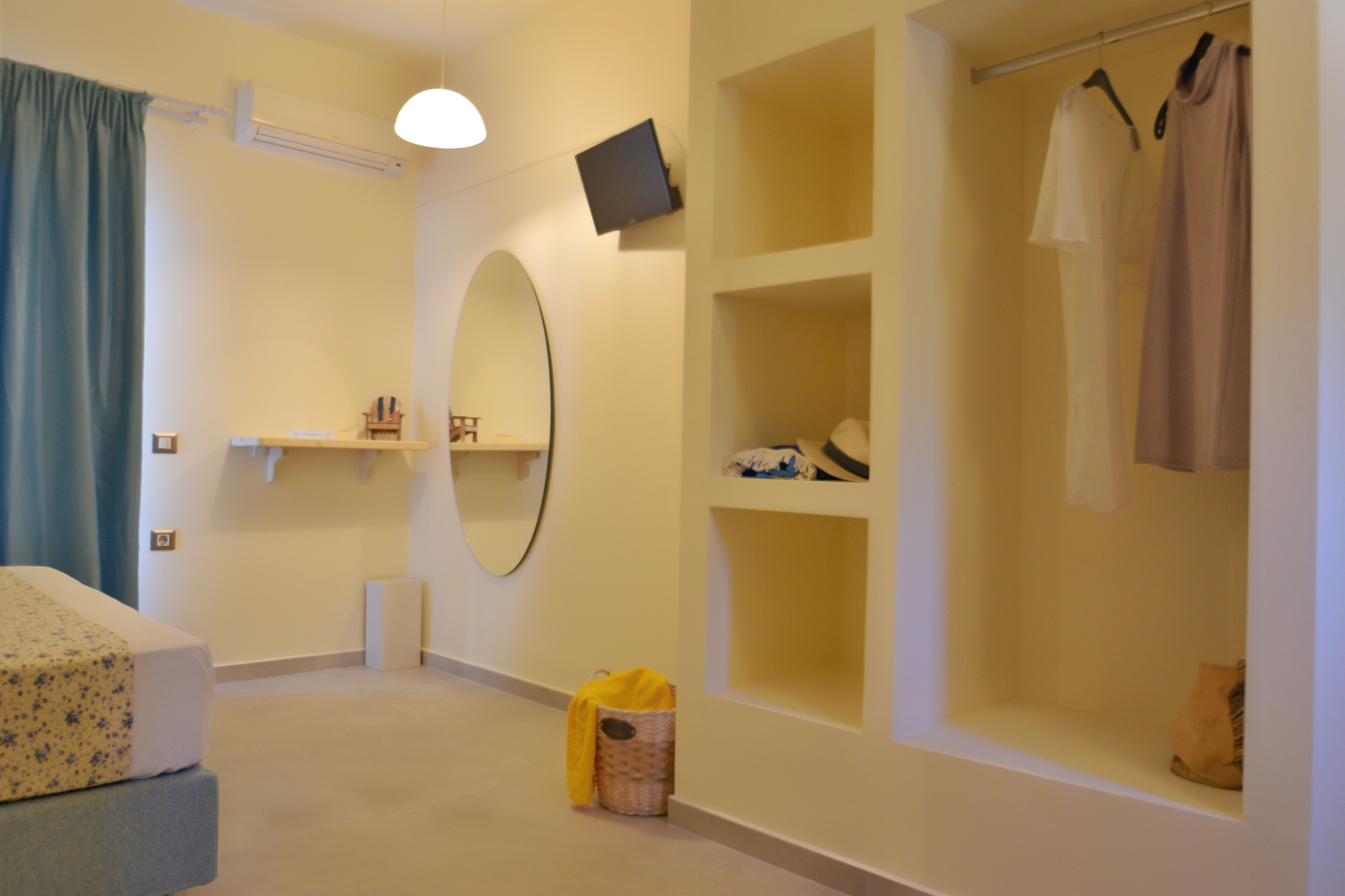 基础双人房 | 办公桌、免费 WiFi、床单