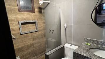 Ein modernes Badezimmer mit Dusche, Toilette und Waschbecken.