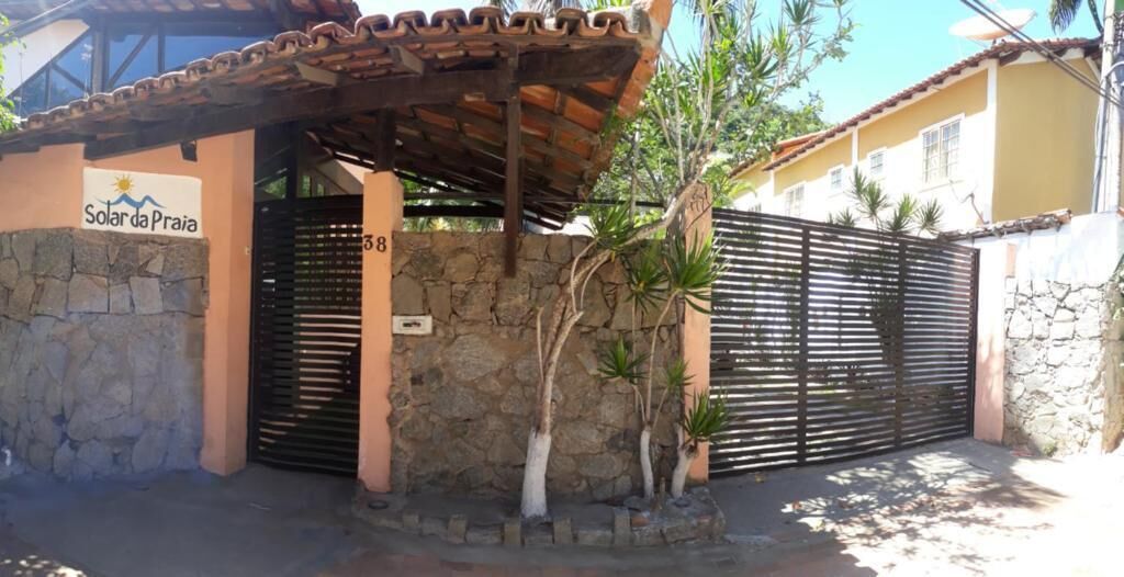 Un bâtiment avec un mur en pierre, un portail noir et une enseigne sur laquelle on peut lire « Solar da Praia ».