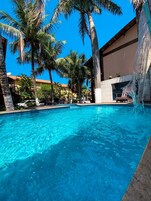 Una piscina al aire libre