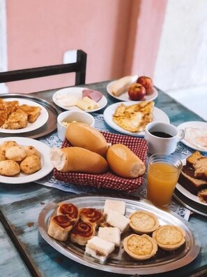 بوفيه فطور مجانًا يوميًا