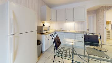 Réfrigérateur, micro-ondes, plaque de cuisson, lave-vaisselle