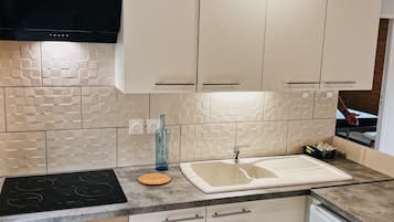 Microwave, dishwasher, coffee/tea maker, electric kettle