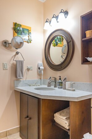 Shower, hair dryer, towels, soap - Best Location! Tropical 3BR Condo – Across Tamarindo Beach. (Tamarindo)