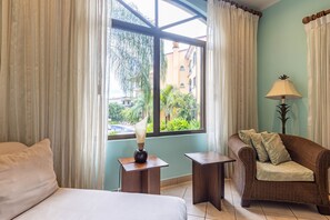 Smart TV, DVD player, books, stereo - BEST LOCATION! Tropical 3 Bedroom Condo in Tamarindo (Tamarindo)