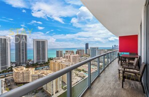 Outdoor dining - ★★★★★PENTHOUSE IN THE SKY. 3BDR/3BA LUXURY CONDO - 25 min to FIFA!!! (Hallandale Beach)