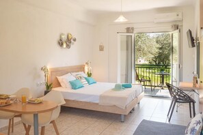 Une chambre à coucher comprenant un lit, une table de chevet, une chaise et un balcon avec une table et une chaise.