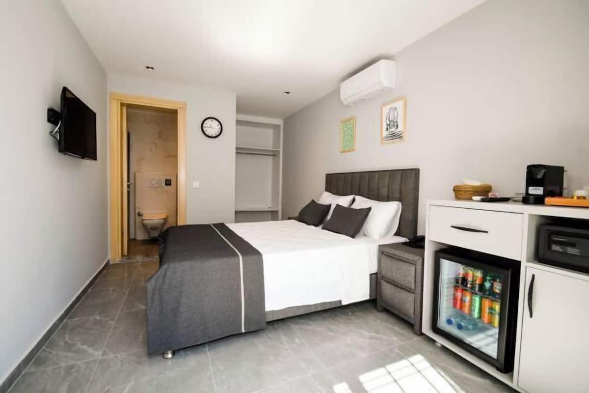 1 bedroom, premium bedding, minibar, in-room safe